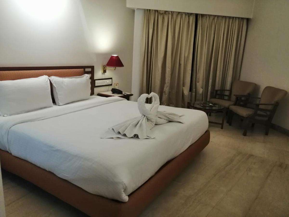 Maharaja Regency Hotel Satara Bagian luar foto