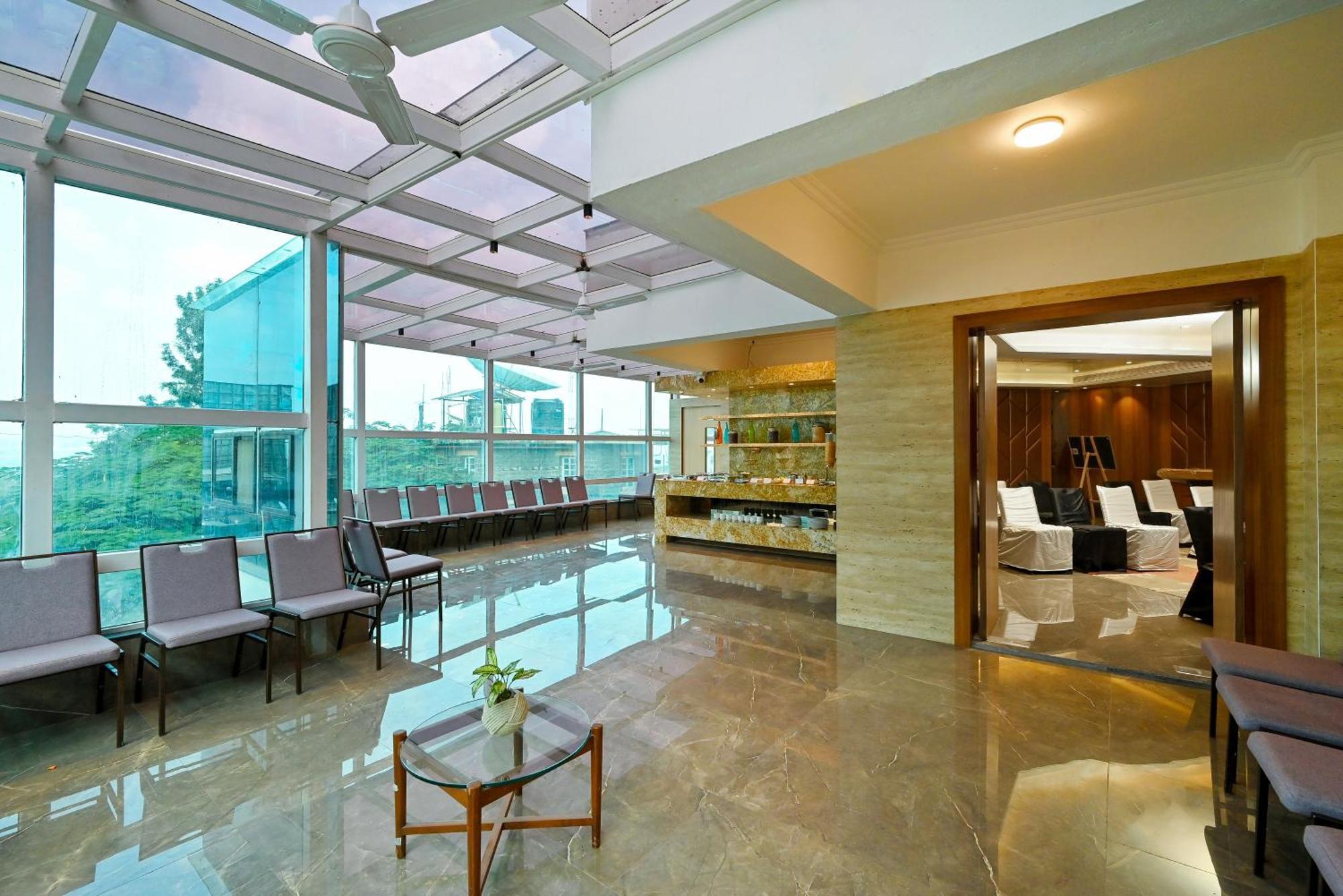 Maharaja Regency Hotel Satara Bagian luar foto