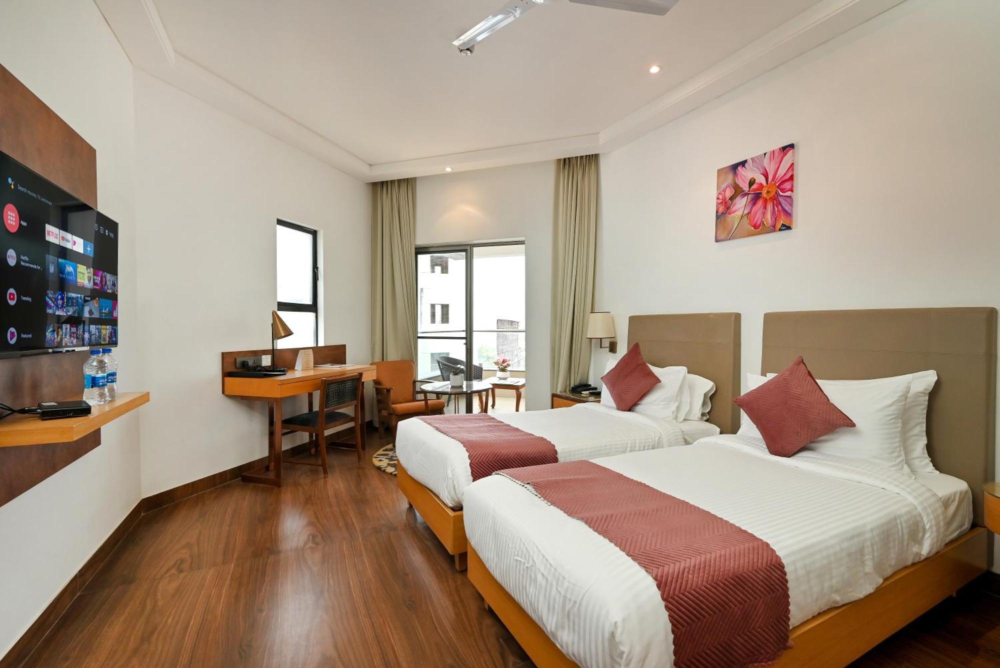 Maharaja Regency Hotel Satara Bagian luar foto