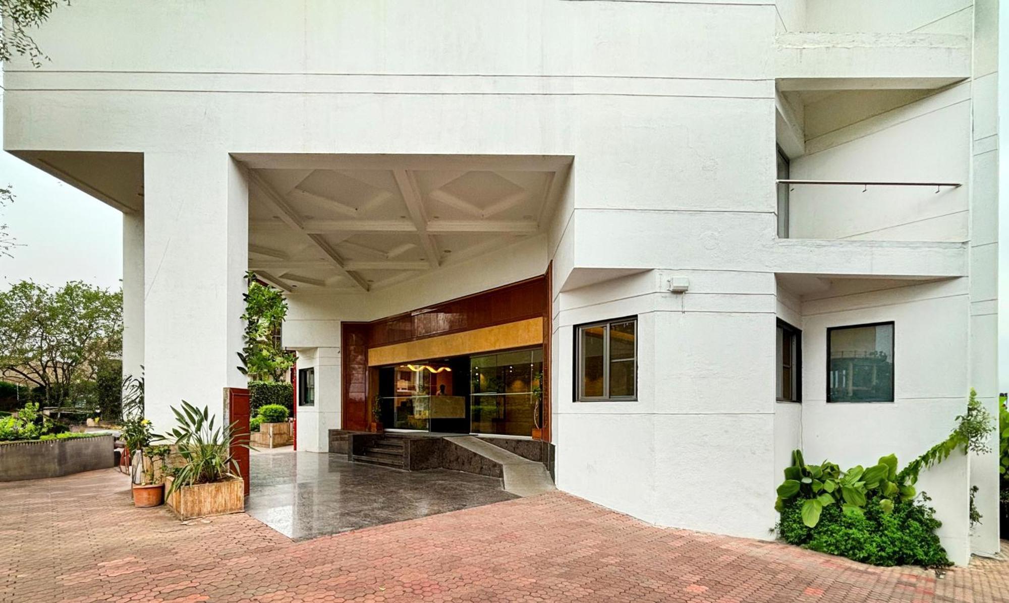 Maharaja Regency Hotel Satara Bagian luar foto