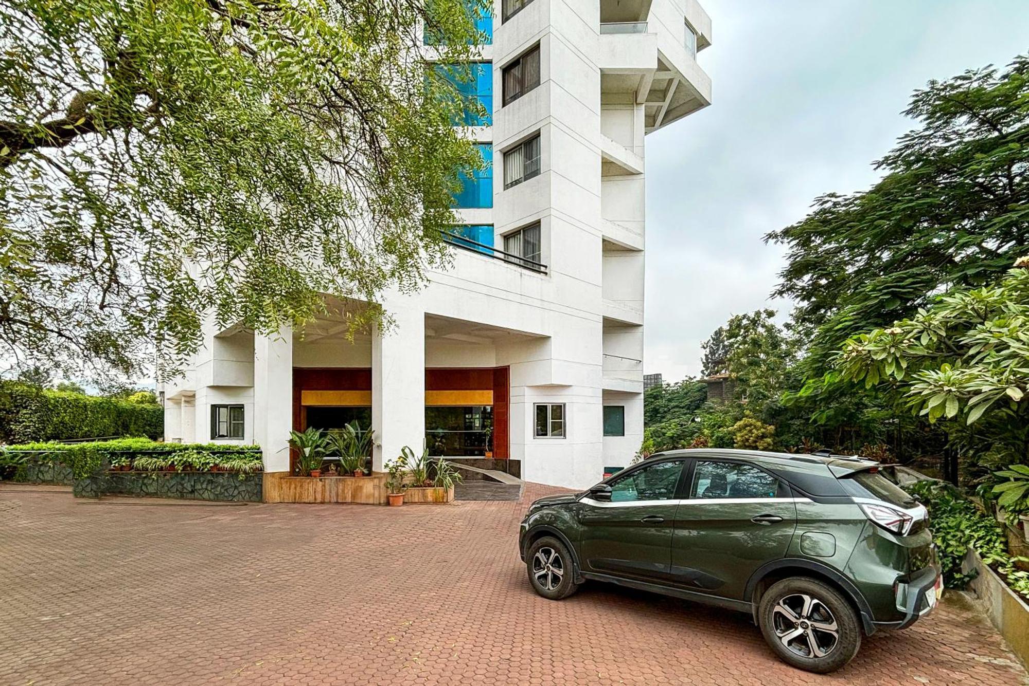 Maharaja Regency Hotel Satara Bagian luar foto