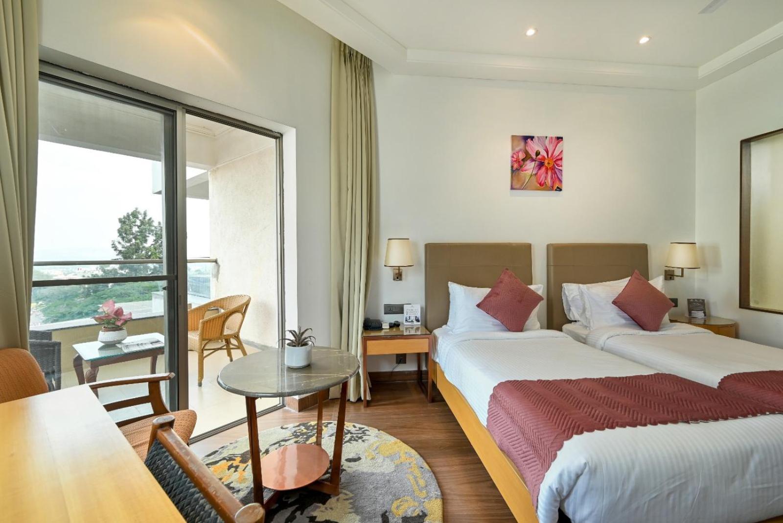 Maharaja Regency Hotel Satara Bagian luar foto